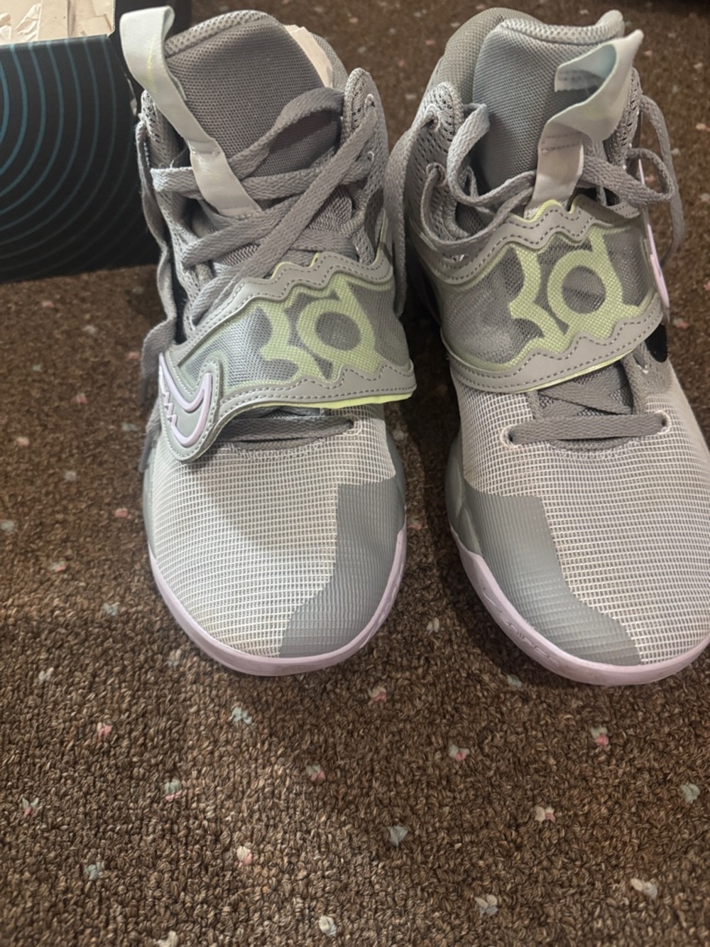 Nike KD Trey 5 X grey and lilac basketball shoes
Very good condition
